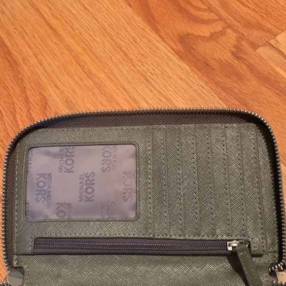 Michael Kors Wallet - Picture 6 of 9